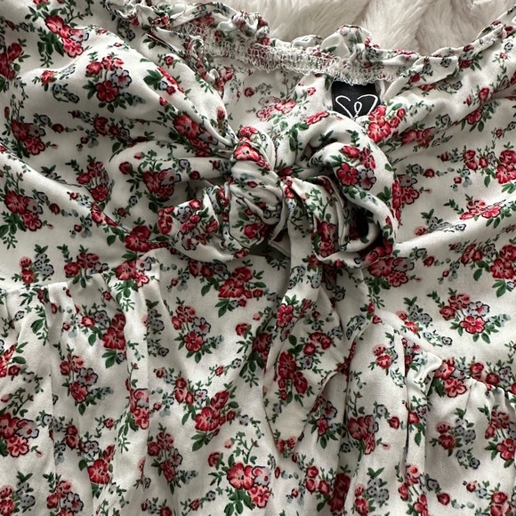 Windsor Pop of Floral Peplum Top - Picture 9 of 9